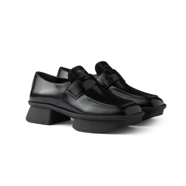 PRADA　イコール　ブラッシュドレザーローファー