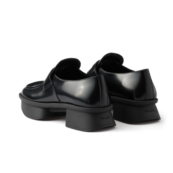 PRADA　イコール　ブラッシュドレザーローファー