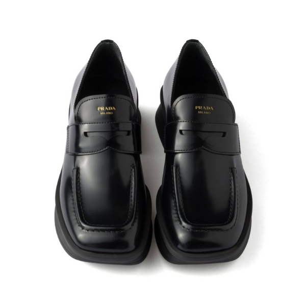 PRADA　イコール　ブラッシュドレザーローファー
